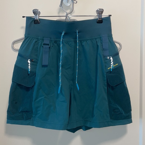 Lululemon Cargo High Rise Hiking Short 5" - Picture 3 of 5